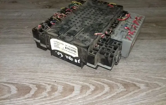 Volvo V70 Fuse module 30679527 08696098 000002913547