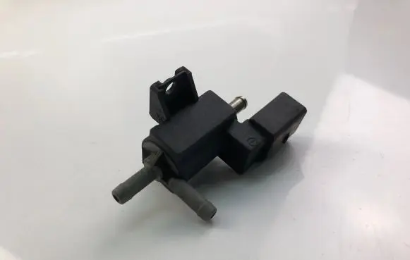 Volkswagen Golf VI Engine mount vacuum valve 06F906283F