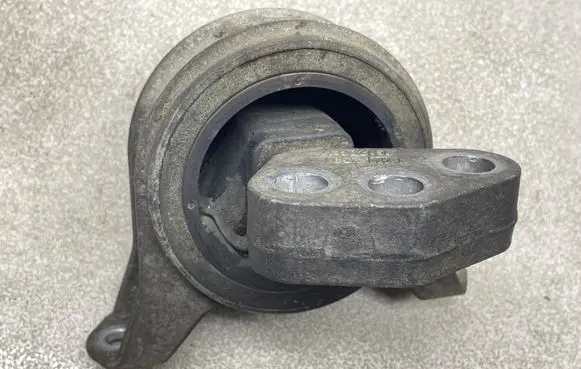 Opel Zafira B Engine mount bracket 13125627