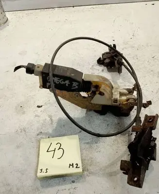 Opel Omega B2 Front door lock 90493702
