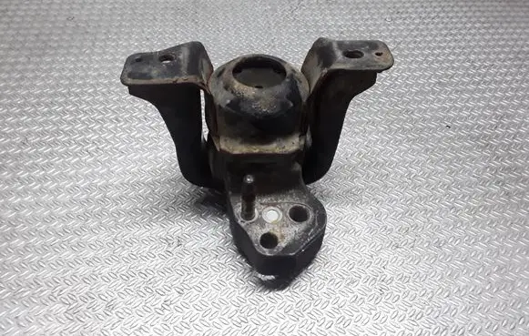 Toyota Yaris Engine mount bracket