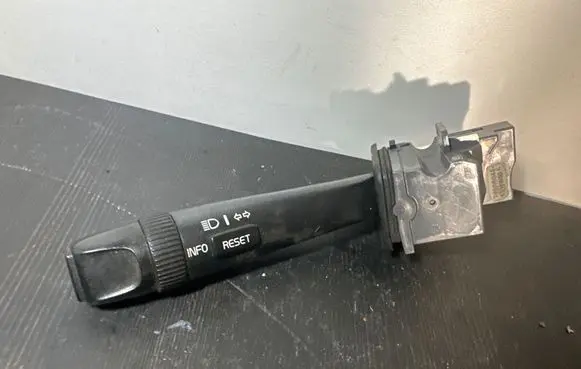 Volvo XC70 Indicator stalk 30773048 05W33K