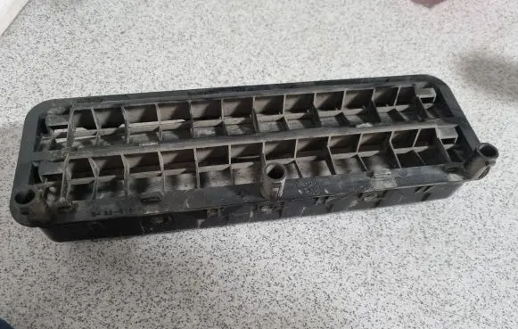 BMW 7 E38 Quarter panel pressure vent 8151887