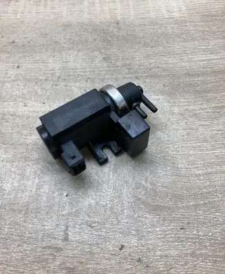 BMW 5 E39 Turbo solenoid valve 2247906 72279600