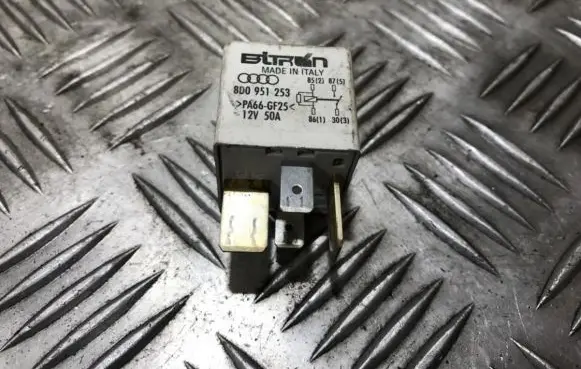 Volkswagen PASSAT B5 Other relay 8d0951253