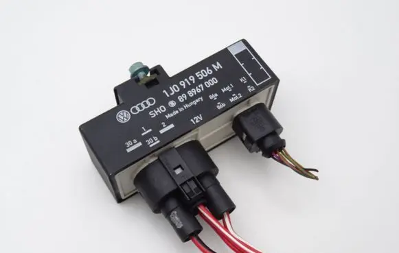 Volkswagen Golf IV Coolant fan relay 1J0919506M