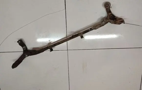 Honda FR-V Sway bar bush bracket, front 
