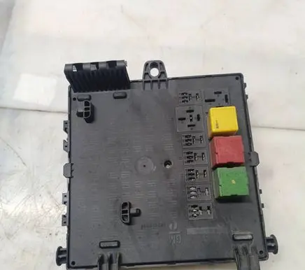 Opel Vectra C Fuse module 13125485 62BXXX 038497