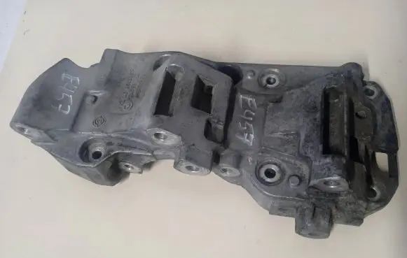 BMW 1 F20 F21 Generator/alternator bracket 8506863