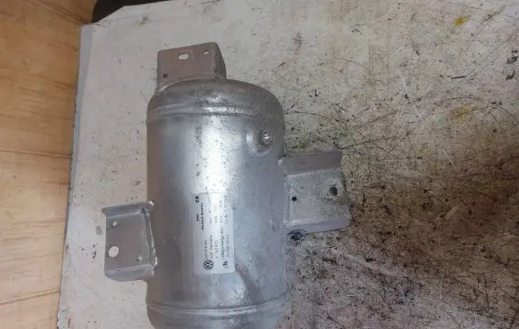 Vacuum air tank