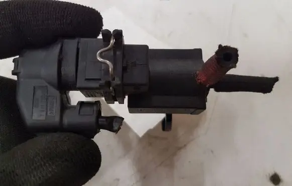 BMW 3 E90 E91 Turbo solenoid valve 70231800 7810831