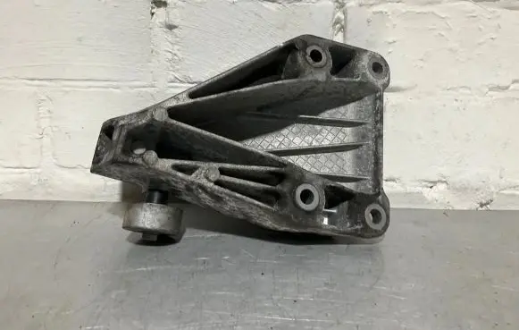 BMW 5 F10 F11 Engine mounting bracket 6781257 736813