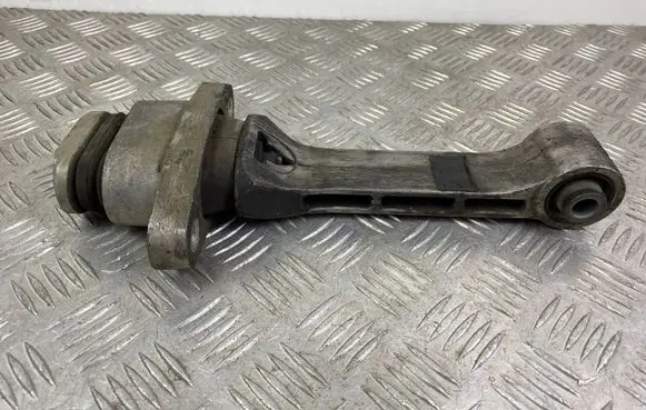 KIA Sorento Engine mount bracket