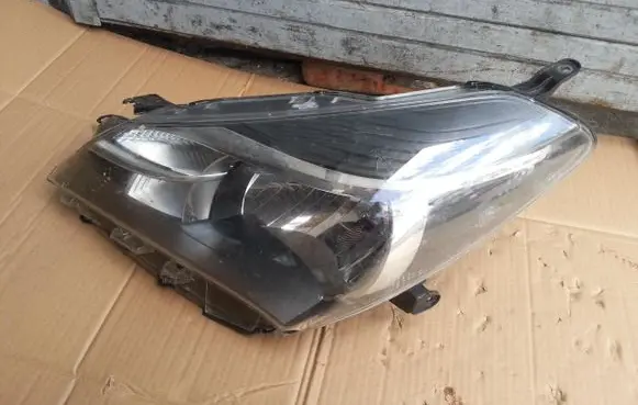 Toyota Avensis T270 Headlight/headlamp