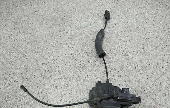Renault Megane III Front door lock 805020001R