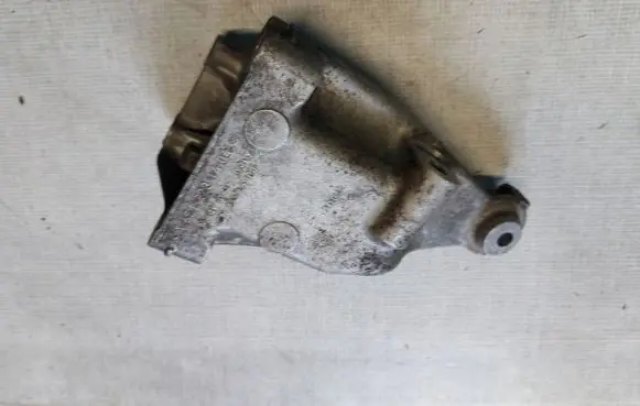 Mercedes-Benz E W212 Engine mounting bracket A6512231404
