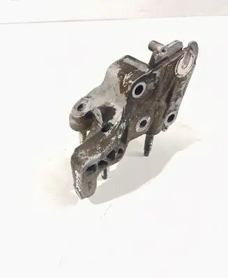 Engine mounting bracket