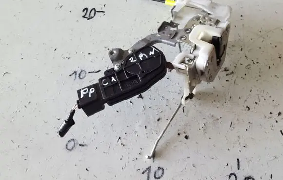 Peugeot 107 Front door lock 
