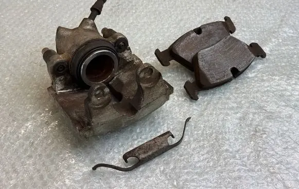 BMW 3 E46 Front brake caliper 5725