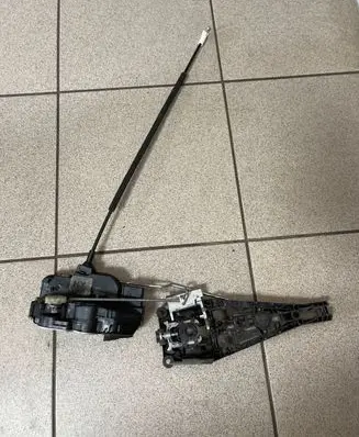 Opel Insignia A Front door lock 13503481