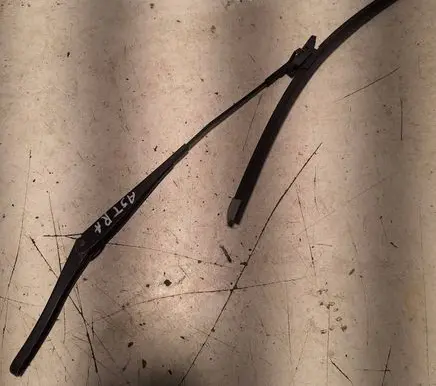 Opel Astra H Front wiper blade arm 13111219