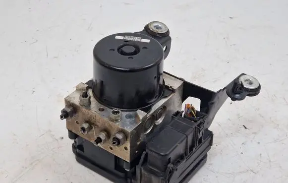 Land Rover Freelander 2 - LR2 ABS Pump DH522C405AE