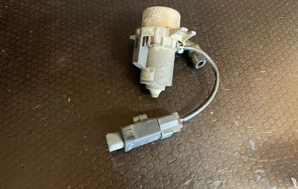 Opel Astra J Vacuum pump 13343961 100484470