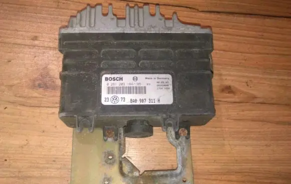 Volkswagen Golf III Engine control unit/module 0261203184 8a0907311h