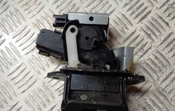 Mazda 2 Tailgate/trunk/boot lock/catch/latch