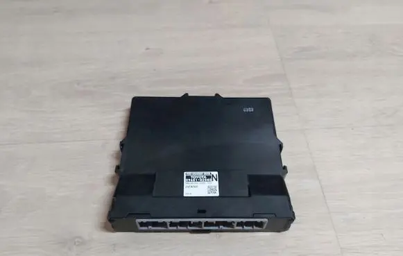 Toyota Auris E180 Trunk lid opening control unit 89681-02040