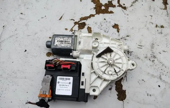Volkswagen Golf IV Front door window regulator motor 1H0959793C