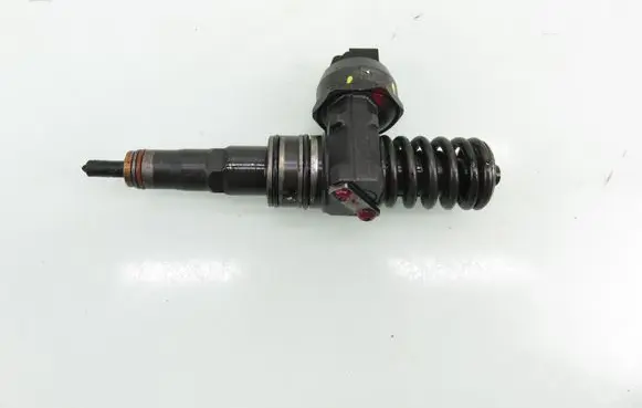 Volkswagen Golf V Fuel injector 0414720215 038130073AG