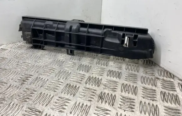 BMW 1 E81 E87 Radiator mount bracket 7524912 17107524912