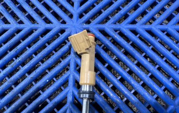 Toyota Auris E180 Fuel injector 2325037010