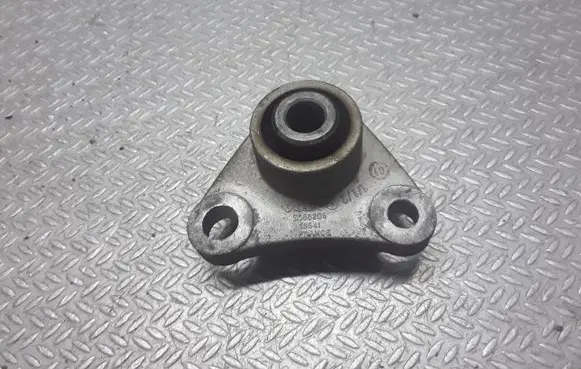 Volvo S60 Engine mount bracket 8666205