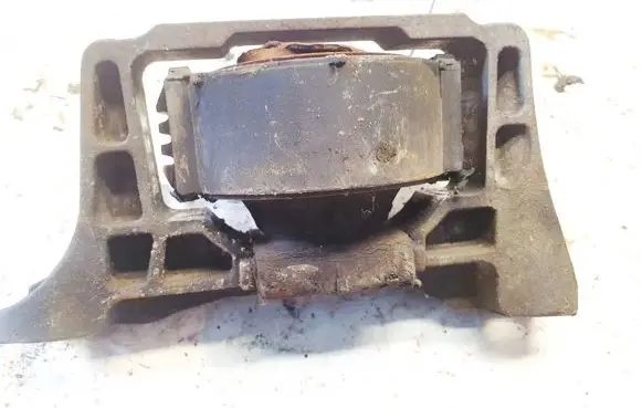 Volvo V50 Engine mount bracket