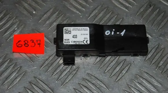 Opel Insignia A Door central lock control unit/module 13501980