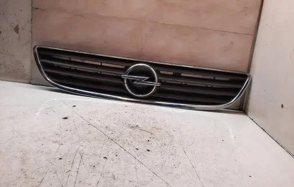 Opel Zafira A Front bumper upper radiator grill 90580685
