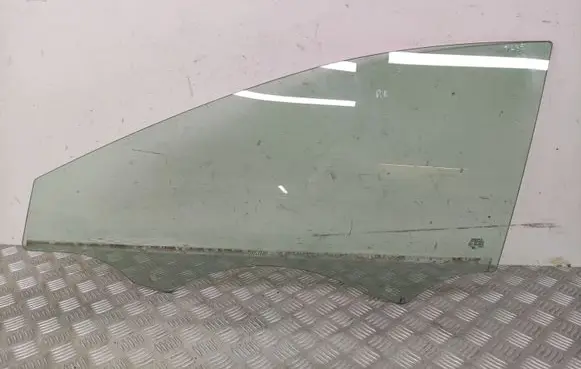 Seat Leon (5F) Front door window glass four-door