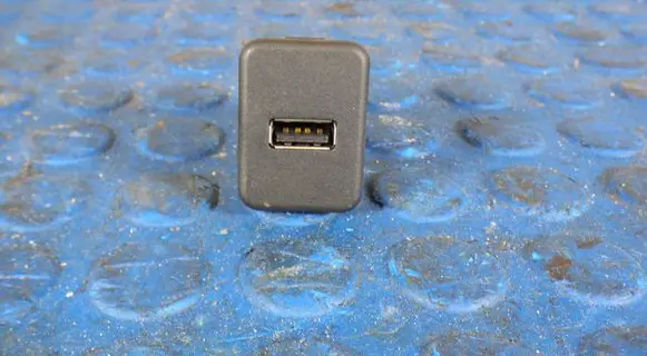 Opel Corsa E USB socket connector CART20928734 20928734 NAT12618316A