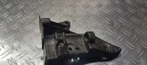 Engine mounting bracket