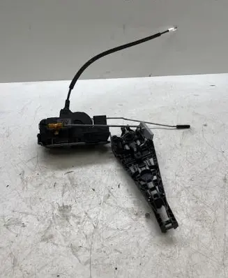 Opel Insignia A Front door lock 13579518