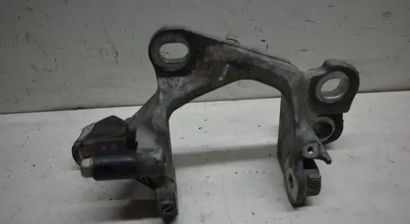 Engine mounting bracket