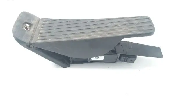 Accelerator throttle pedal