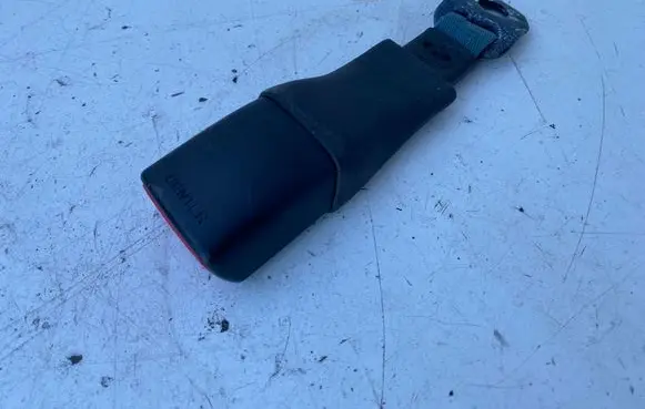 Suzuki Swift I Rear seatbelt buckle 17037