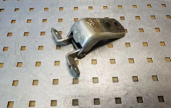 Suzuki Grand Vitara II Front door lower hinge 