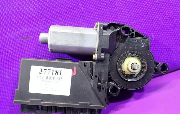 Audi A4 S4 B6 8E 8H Front door window regulator motor 