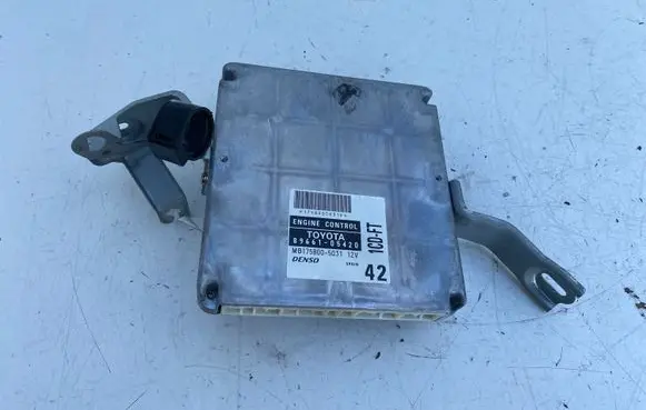Toyota Avensis T220 Engine control unit/module 8966105420
