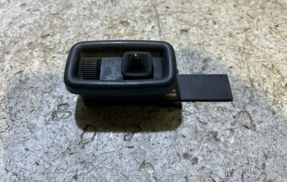 BMW 5 E28 Wing mirror switch 1363459 50786