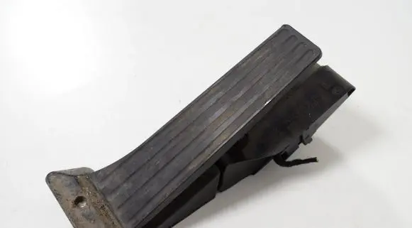 Accelerator throttle pedal